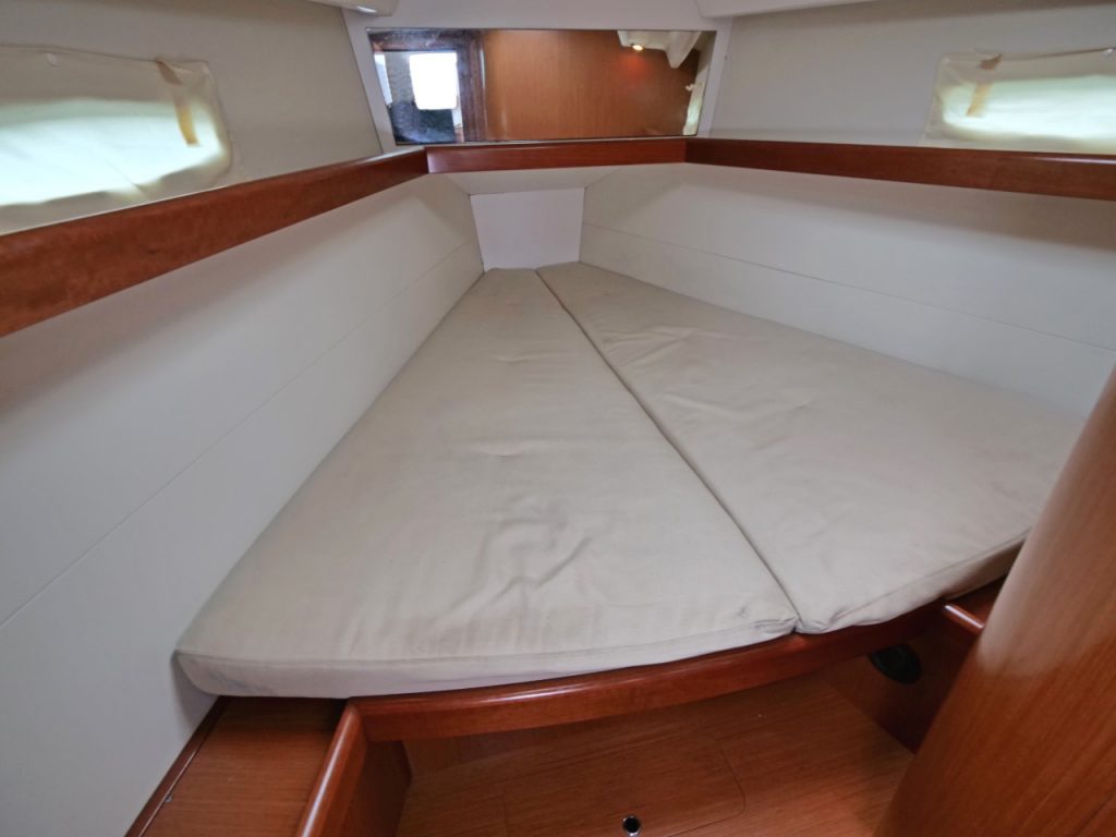 Beneteau Oceanis 40 forward cabin